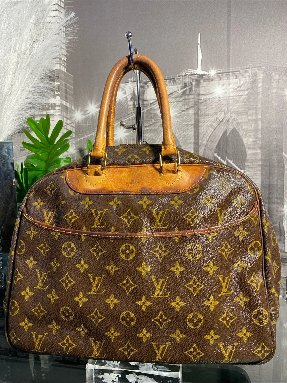 Authentic Louis Vuitton Deauville Monogram Boston Handbag